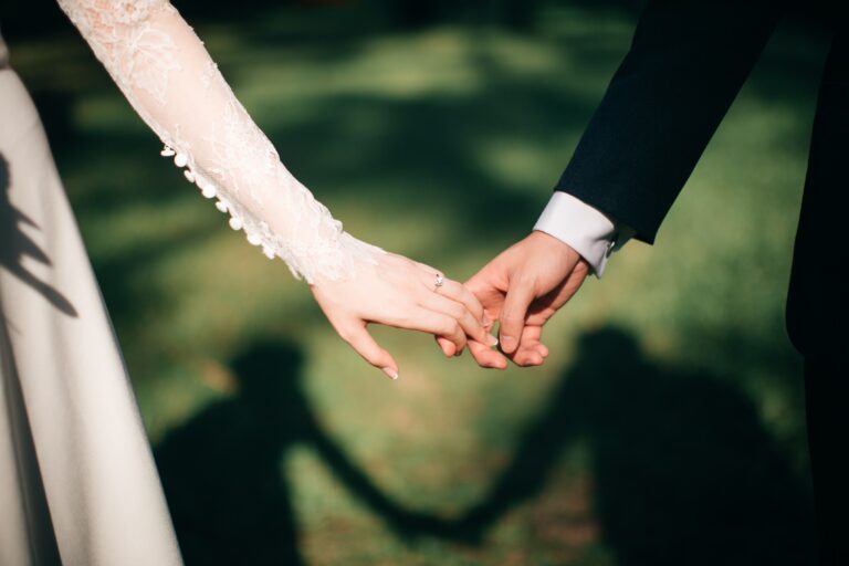 L’art de la discrétion : comment un vidéaste de mariage capture les moments spontanés sans perturber l’atmosphère
